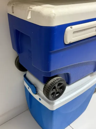 Vendo cooler de rodinha grande e cooler sem rodinha médio em bom estado