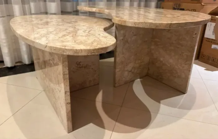 Mesa de Centro Orgânica em Mármore Travertino + Mesa de Apoio / Design contemporâneo