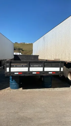 Crroceria de madeira 6 metros caminhao toco ou truck