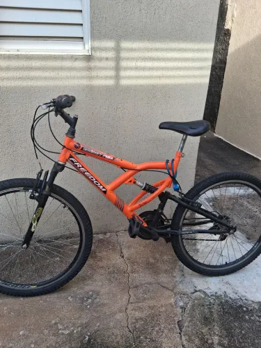 Vendes bicicleta aro 26