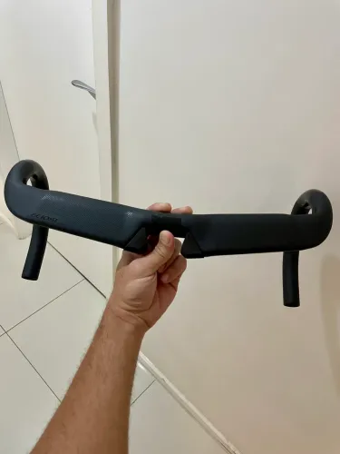 Guidão aero em carbono 400mm, com cabos embutidos, NOVO
