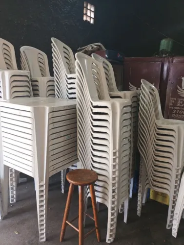 Jogos de mesa (1 mesa + 4 cadeiras) em plástico - USADOS