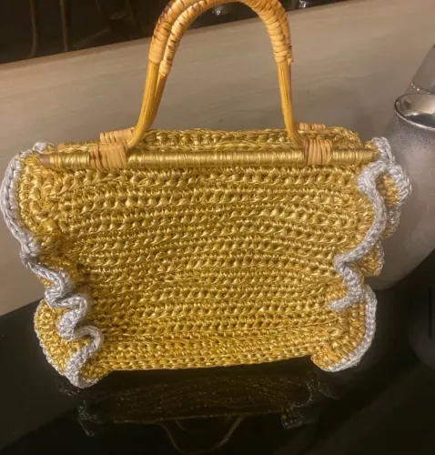 Bolsa crochê dourada usada 1x inspiração Shultz