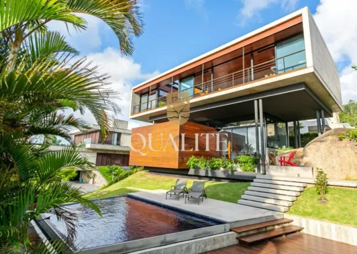 Casa Suspensa de Alto Padrão com Vista Panorâmica para a Baía Norte com 3 suítes elevador 