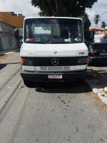 Mercedes 710 plataforma com asa delta 220mil