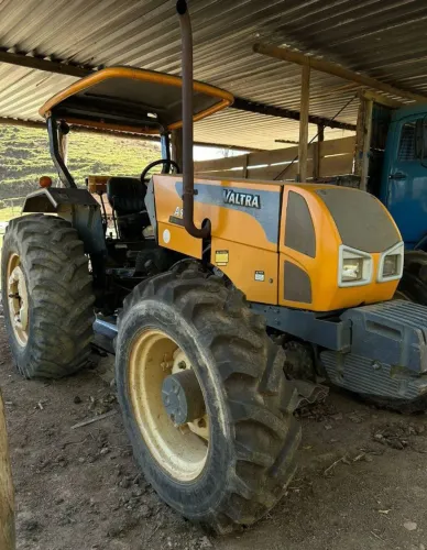 TRATOR AGRÍCOLA VALTRA