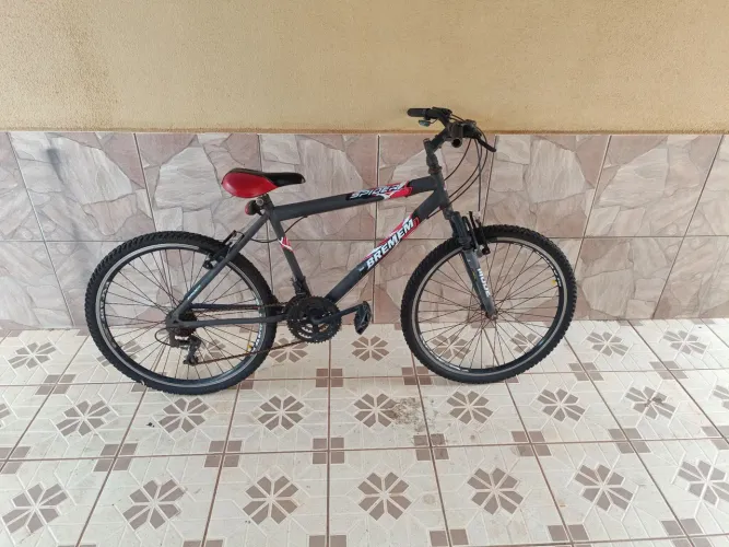 Bicicleta , com marchas e suspensão dianteira. <br>Marchas precisam de regulagem.