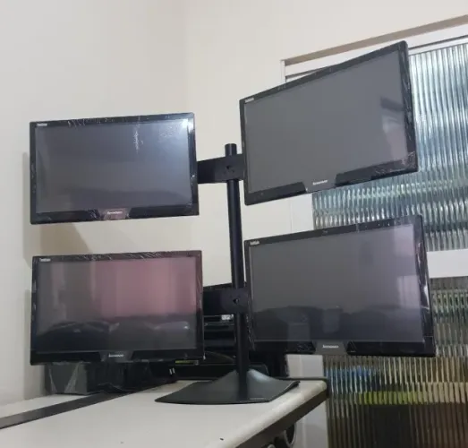 Suporte com 4 monitores iguais