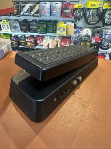 Pedal Wahwah Behringer Hellbabe