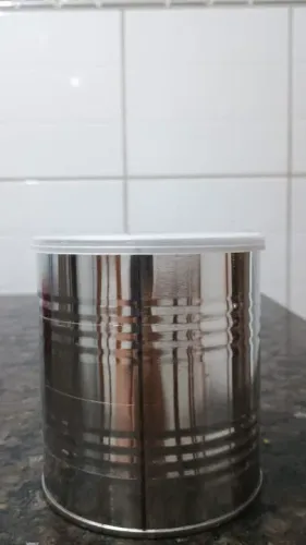 Latas vazias de Neston e leite ninho