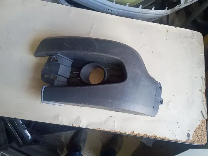 Moldura farol auxiliar Sandero Stepway esquerda