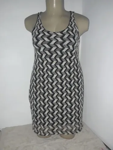 Vestido preto e branco com estampa geométrica tam G