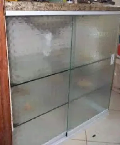Fechamento de pia em vidro temperado sob medida 