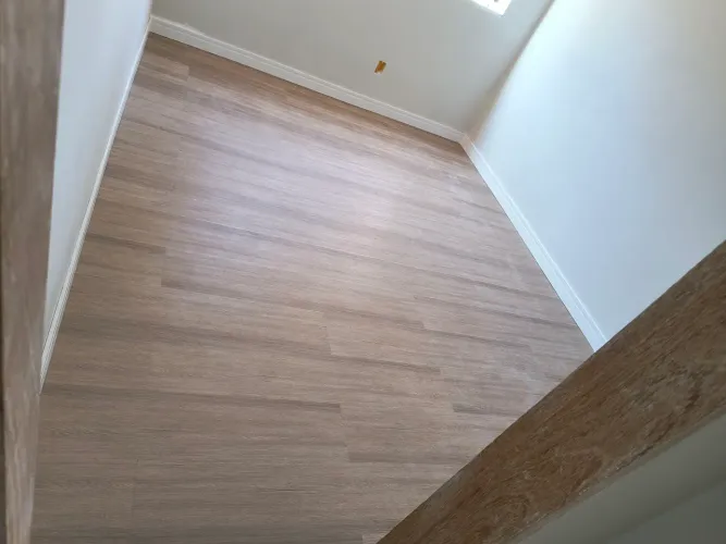 Instalação de piso vinílico e laminado