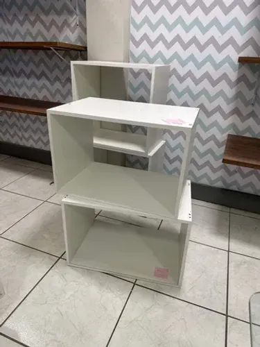Nichos em MDF branco para expor em loja 