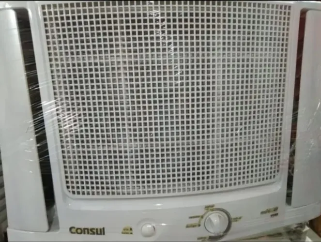Condicionador de ar de janela, potência 7500BTUs, fabricante CÔNSUL. 