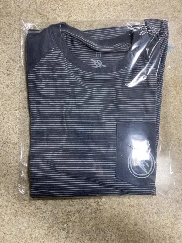 Camiseta Masculina listrada cinza