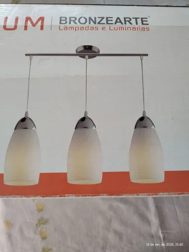 Pendente com acabamento em banho cromo e difusores em vidro opalino branco
