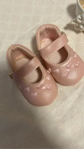 Sapatinhos de bebê rosa com corações