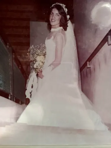 Encanto Clássico: Vestido de Noiva Vintage longo com Cauda