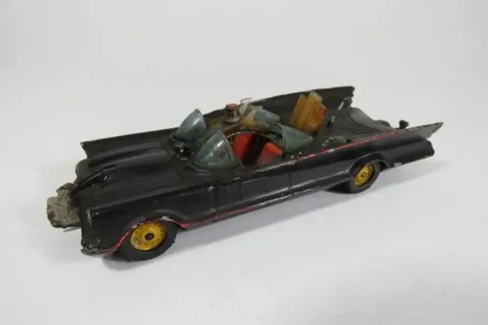 CORGI - BATMÓVEL do Batman com acionamento mecânico dos canhões e da serra frontal