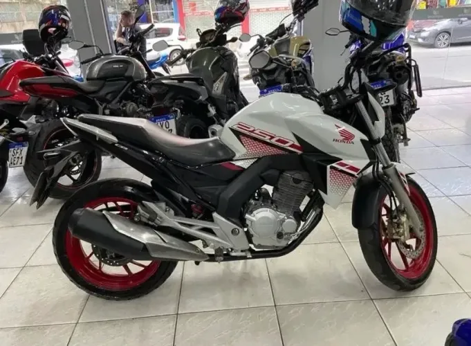 Oportunidade!! CB 250F CBS 2022 Financiamento até 48X // cartões até 24X