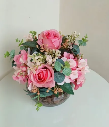 Arranjo de Flores Artificiais em Vaso de Vidro