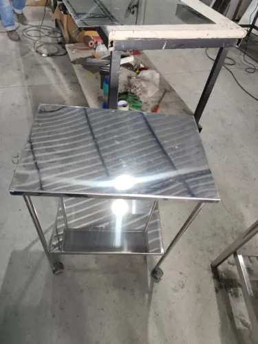Mesa Auxiliar Móvel em Inox com Rodízios de Nylon Antirruído