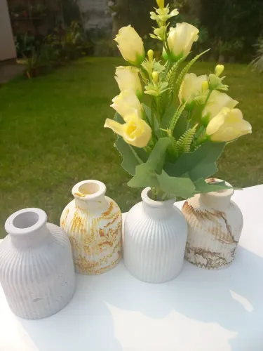 Vasinhos de gesso decorativos/lembracinha 3 por 10,00.