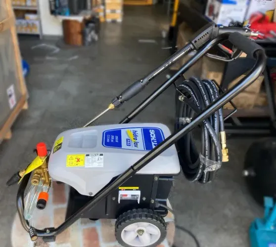 Lavadora Industrial 2950W - Potência e Mobilidade