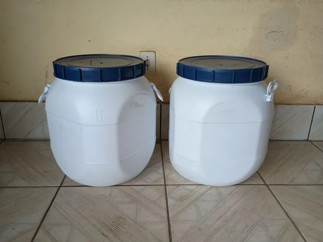Tambor branco com tampas de roscas l de 50 litros a 120,00 cada e aceita cartão e pix 