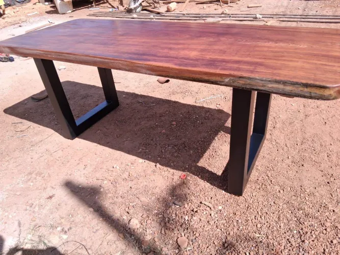 Mesa de jantar estilo industrial