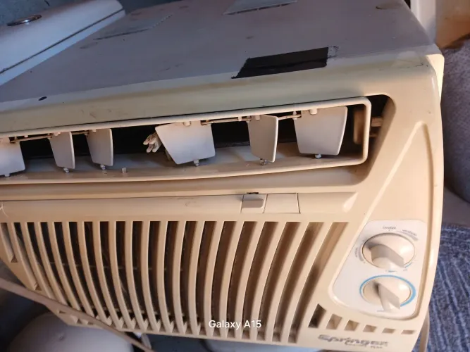 Vende se ar condicionado antigo, funcionando perfeitamente