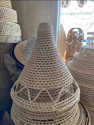 Cúpula Pontuda de Palha Artesanal de Carnaúba para Iluminação