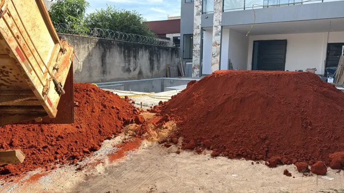 Aterro vermelho limpo - Terra para aterro