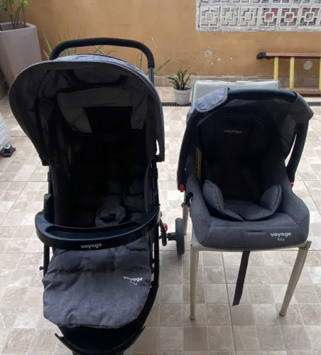 Carrinho de bebê com bebê conforto 