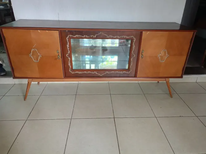 Buffet cristaleira pé palito 