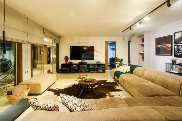 "Casa Contemporânea na QI 09 do Lago Norte, Brasília!"