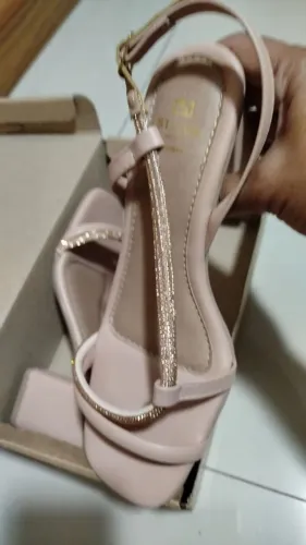 Sandália nude TM 37. Salto confortável, tiras com brilho. Sem uso! Na caixa