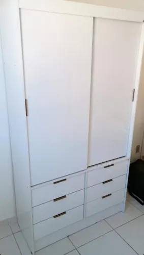 Guarda-roupa branco com gavetas solteiro