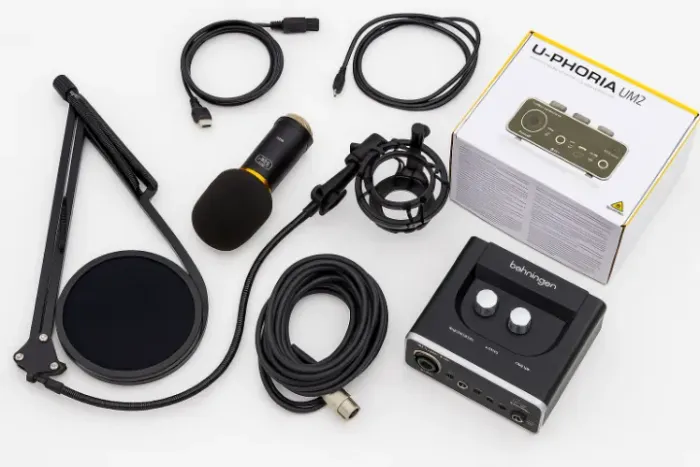 Interface Behringer um2 e  Kit Microfone Condensador com Braço Articulado e Pop Filter