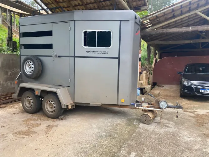 Trailer Halley para 2 cavalos frente.