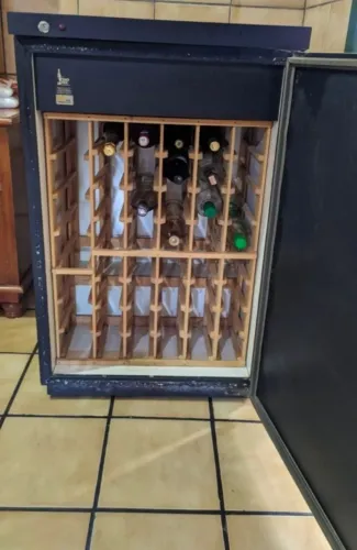 Adega de Vinho para 47 Garrafas