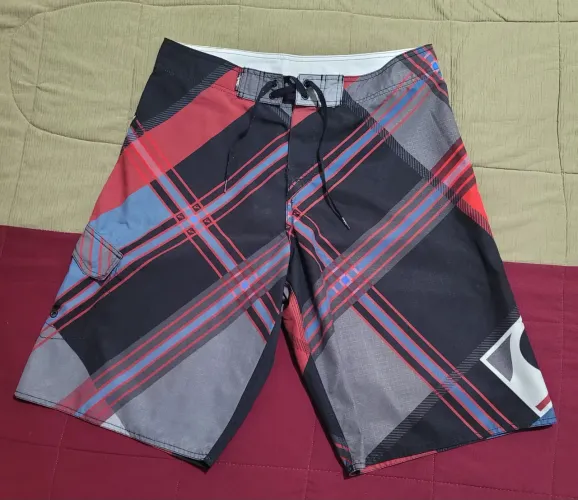 Short quiksilver 44/46 + brinde