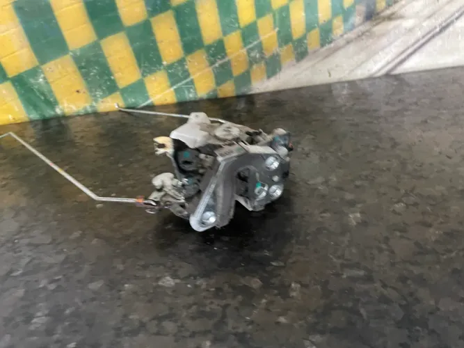 Tranca porta traseira direita Toyota Etios 2018