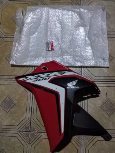 Tampa lateral esquerda XRE300 RALY 