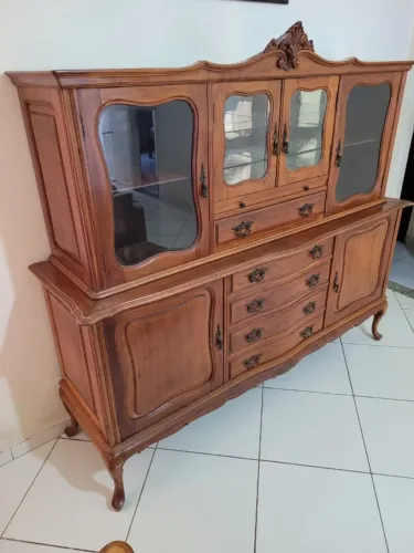 Vendo esta Cristaleira, uma relíquia, em ótimo estado de conservação.