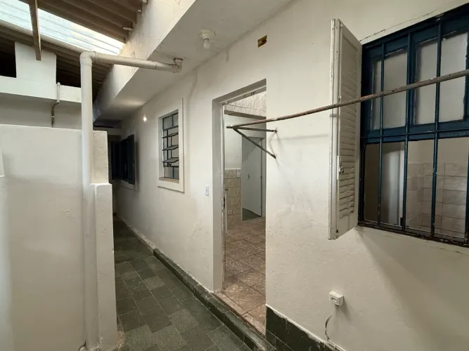 Ótima casa reformada com 1 quarto, sala, excelente área externa, cozinha, banheiro