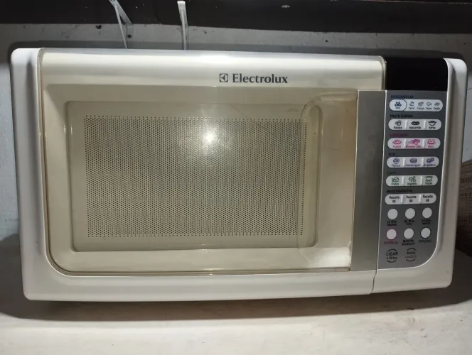 Microondas Electrolux de 31 litros.