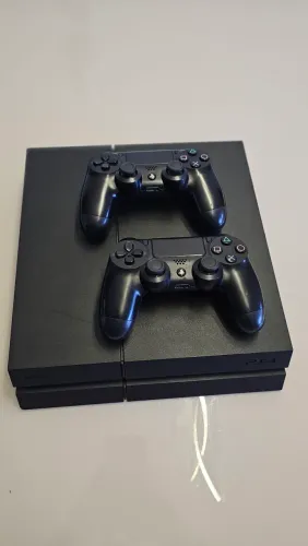 Playstation 4 Slim 2 manetes e jogos - Excelente estado